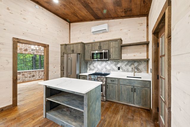 190 Laurel Crossing, Blue Ridge, GA 30513