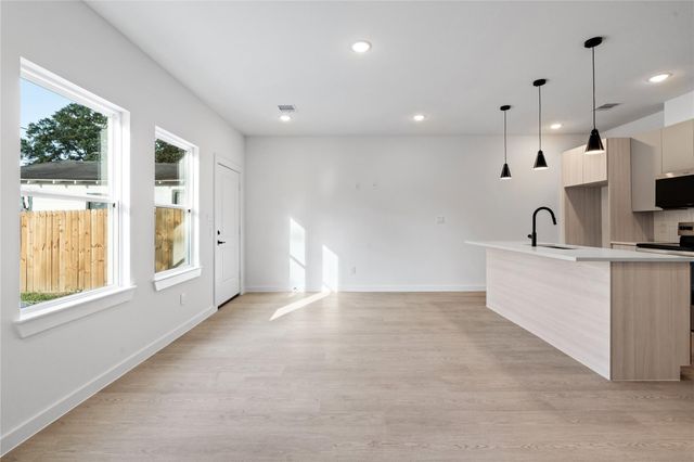 1031 North Lane, Houston, TX 77088