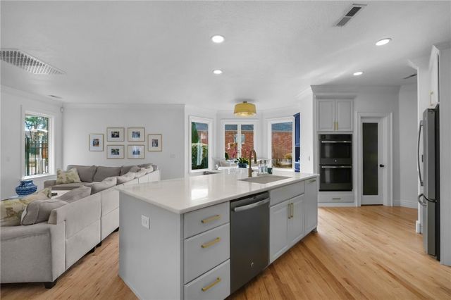 11 Sherwood Drive, Rogers, AR 72758