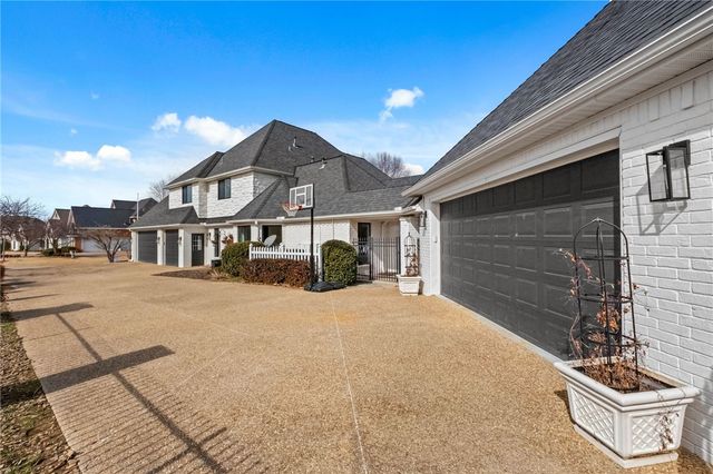 11 Sherwood Drive, Rogers, AR 72758