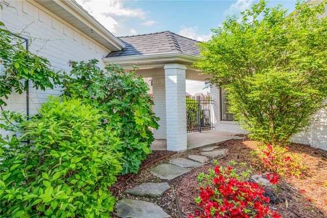 11 Sherwood Drive, Rogers, AR 72758