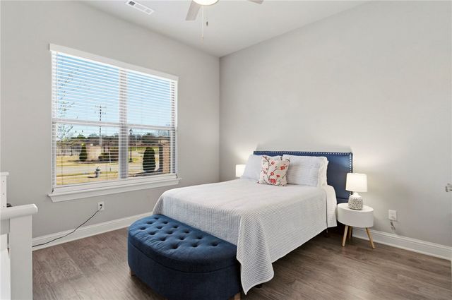 5500 W Lakewood Drive, Rogers, AR 72758