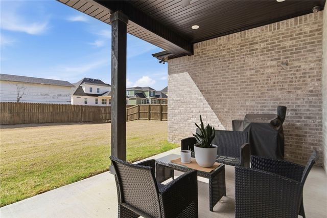 5500 W Lakewood Drive, Rogers, AR 72758