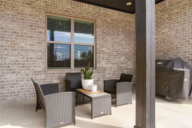 5500 W Lakewood Drive, Rogers, AR 72758