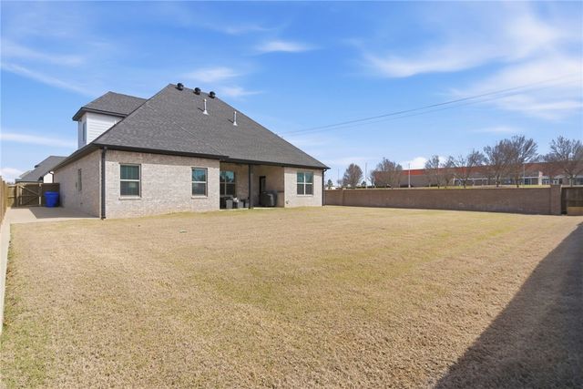 5500 W Lakewood Drive, Rogers, AR 72758