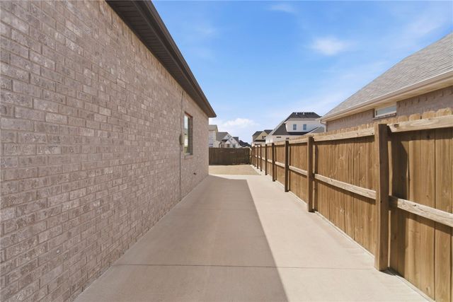 5500 W Lakewood Drive, Rogers, AR 72758