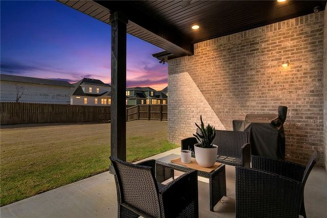 5500 W Lakewood Drive, Rogers, AR 72758