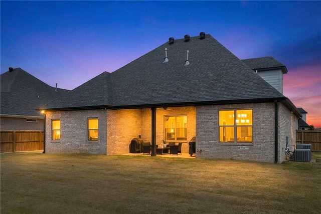 5500 W Lakewood Drive, Rogers, AR 72758