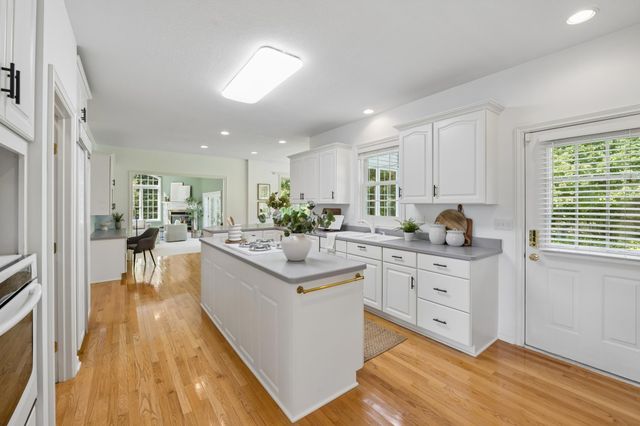 1015 W Cove Lane, Minnetrista, MN 55364