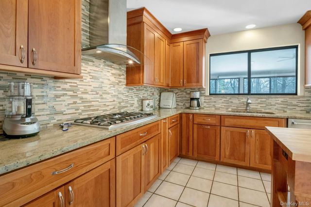 637 Long Hill Road W, Briarcliff Manor, NY 10510