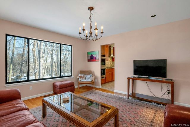 637 Long Hill Road W, Briarcliff Manor, NY 10510