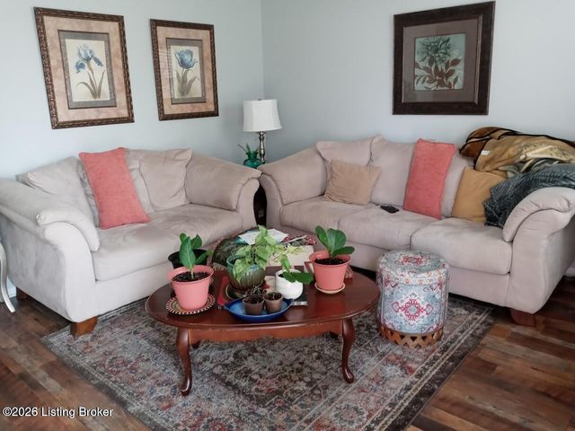 6703 Barbrook Rd, Louisville, KY 40258