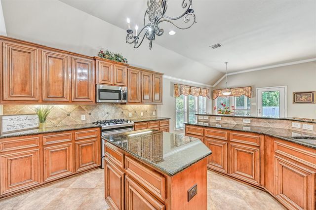2427 Pioneer Oaks Drive, Fresno, TX 77545