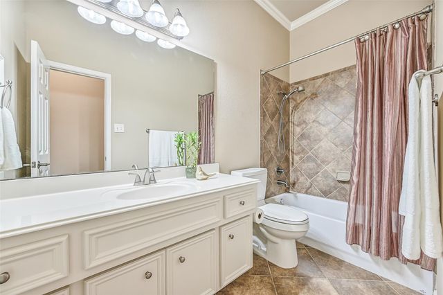 2427 Pioneer Oaks Drive, Fresno, TX 77545