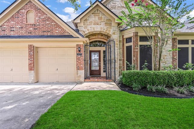 2427 Pioneer Oaks Drive, Fresno, TX 77545