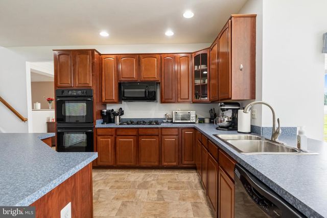 2538 BROWNSTONE CT, Dover, PA 17315