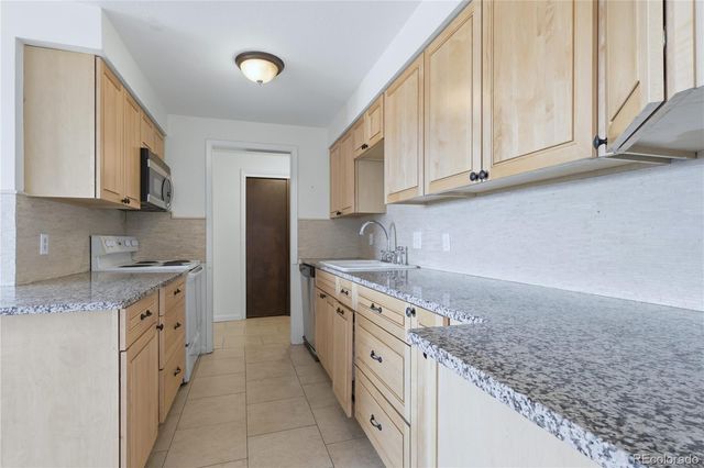 561 Geneva Street 305, Aurora, CO 80010