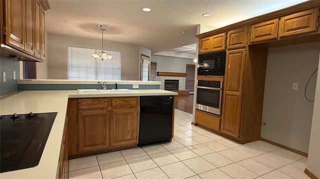 519 Sparrow Hawk Street, Edmond, OK 73003