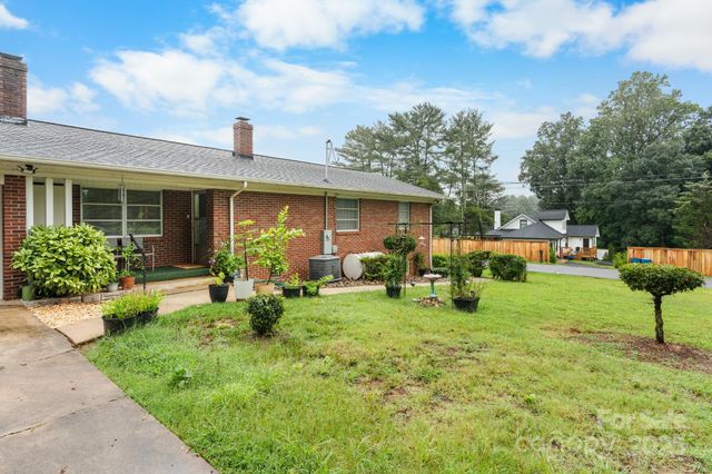 2761 Highland Avenue NE, Hickory, NC 28601