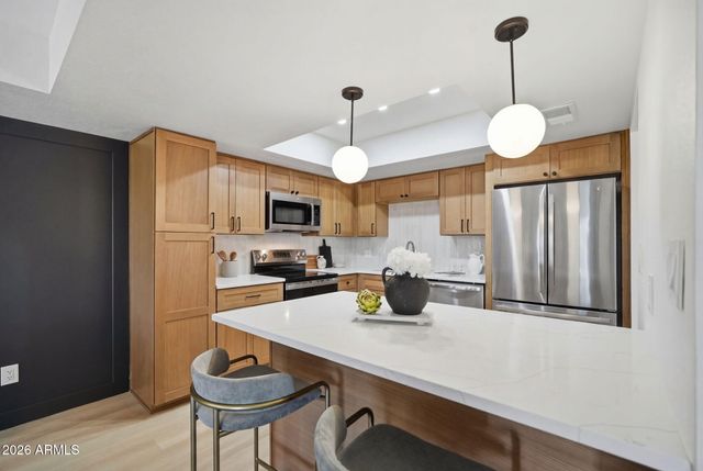 8330 N 21ST Drive J203, Phoenix, AZ 85021