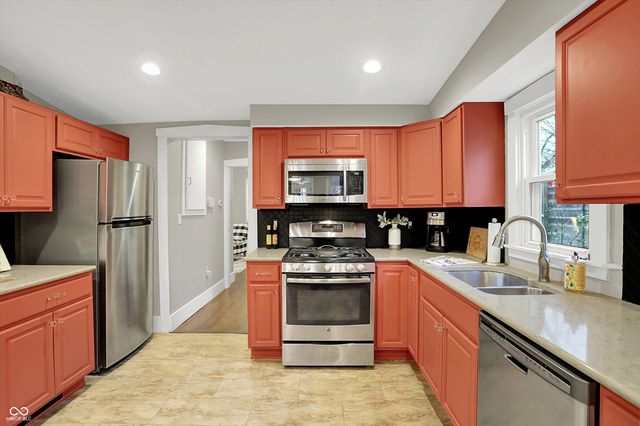 140 N Main Street, Zionsville, IN 46077