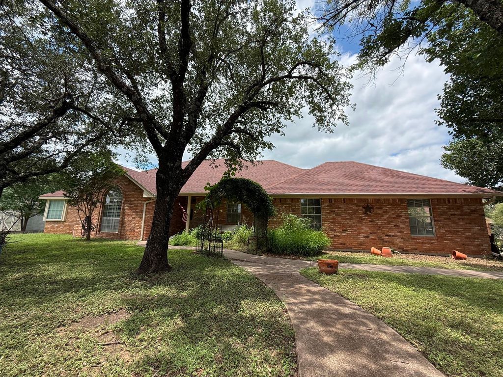107 Ridge Court, Glen Rose, TX 76043