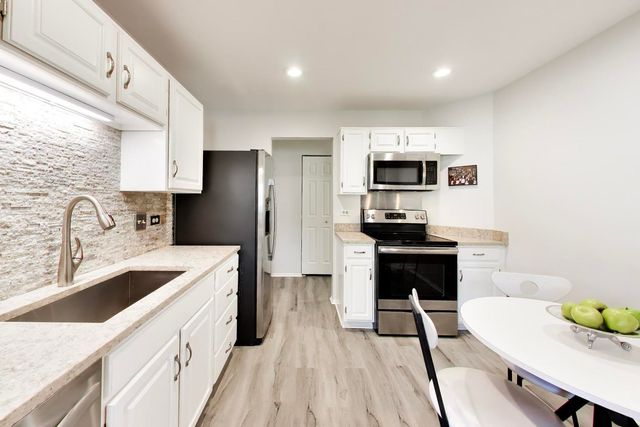 1506 Canbury Court 2A, Wheeling, IL 60090
