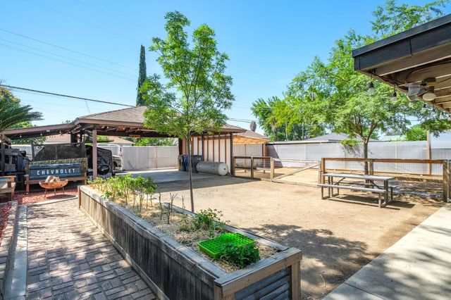 1017 W Vassar Avenue, Fresno, CA 93705