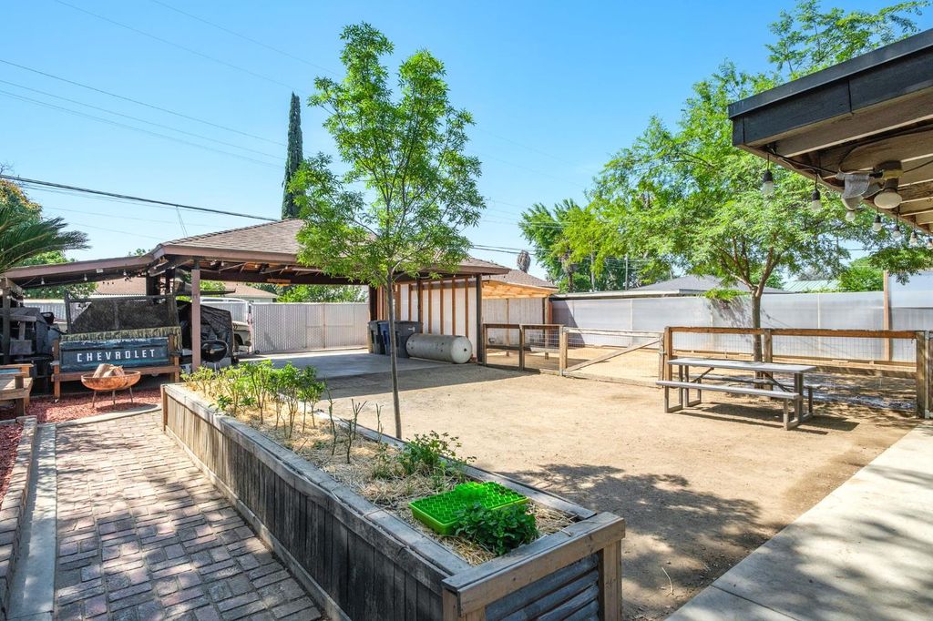 Image 14 of property listing at 1017 W Vassar Avenue, Fresno, CA 93705