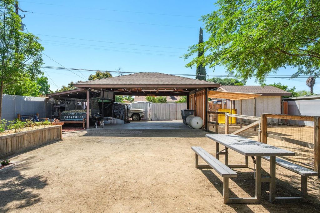 Image 16 of property listing at 1017 W Vassar Avenue, Fresno, CA 93705