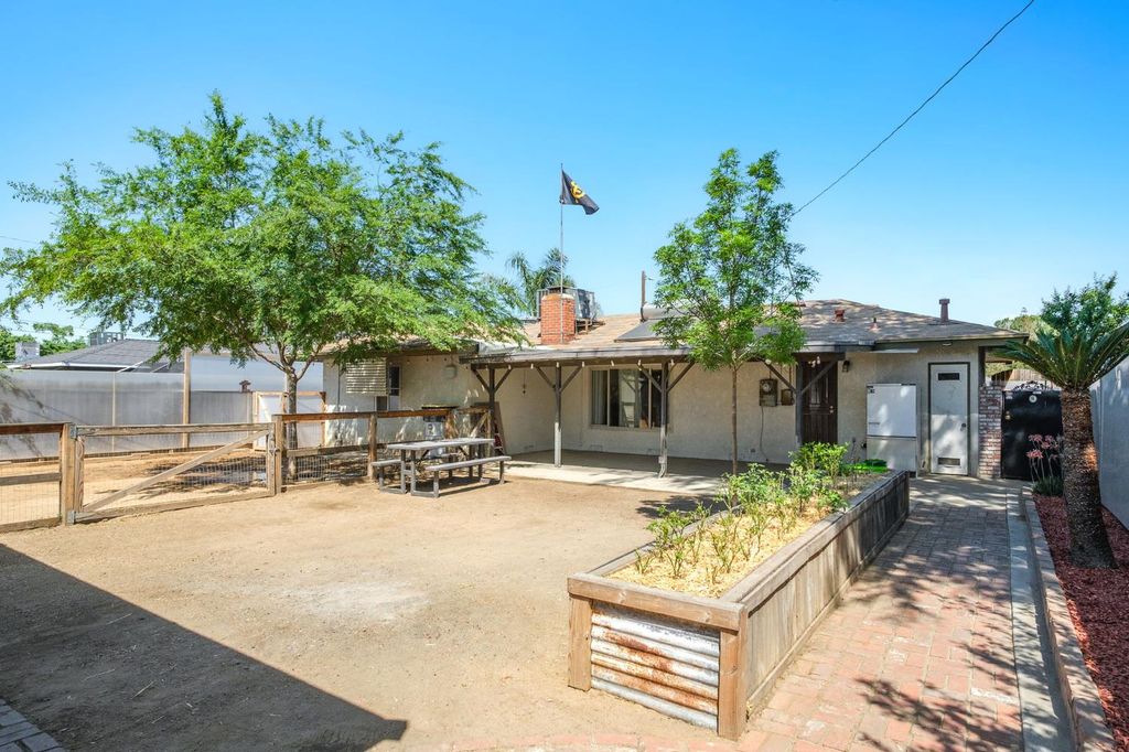 Image 18 of property listing at 1017 W Vassar Avenue, Fresno, CA 93705