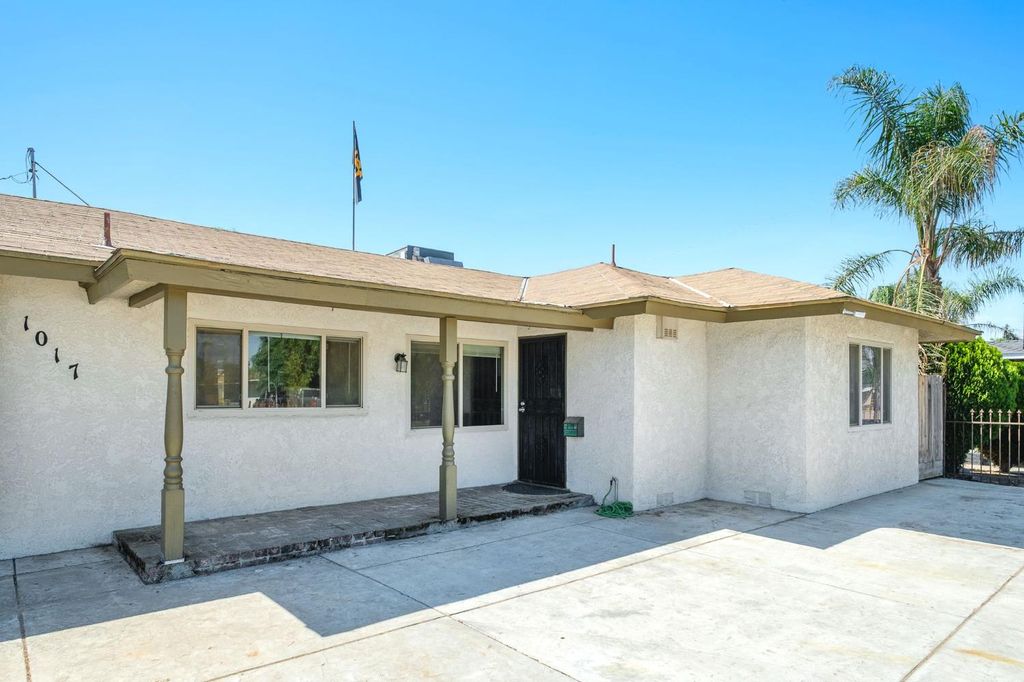 Image 3 of property listing at 1017 W Vassar Avenue, Fresno, CA 93705