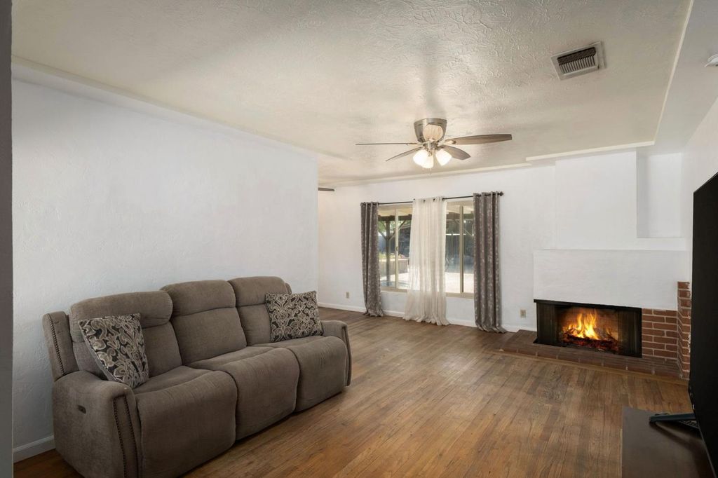 Image 4 of property listing at 1017 W Vassar Avenue, Fresno, CA 93705