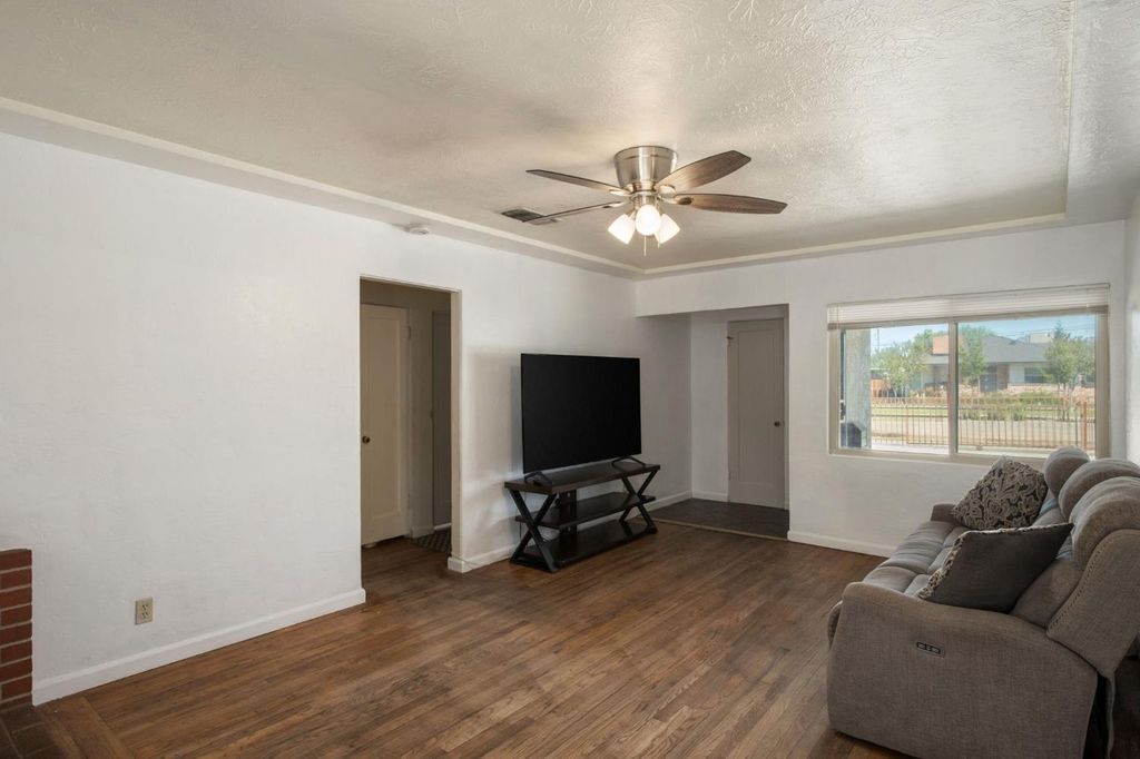 Image 5 of property listing at 1017 W Vassar Avenue, Fresno, CA 93705