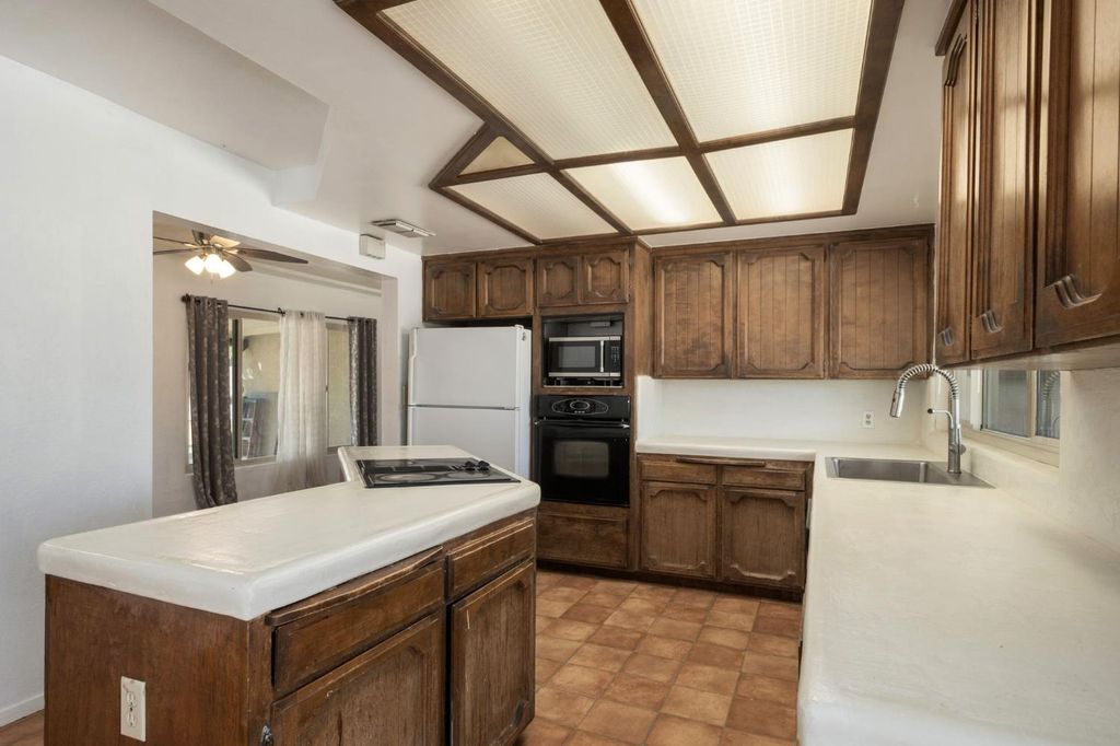 Image 8 of property listing at 1017 W Vassar Avenue, Fresno, CA 93705