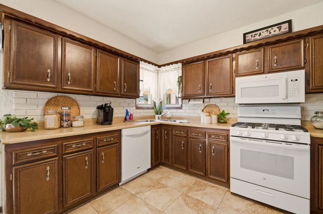 504 N Ridge Way Rd, Rose Hill, KS 67133