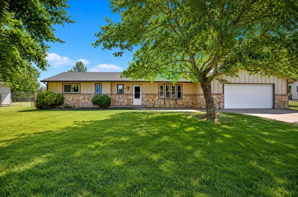 504 N Ridge Way Rd, Rose Hill, KS 67133