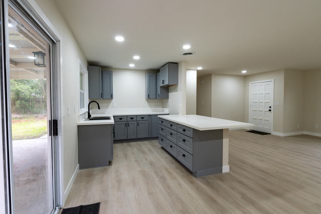 6075 N Selland Avenue, Fresno, CA 93711