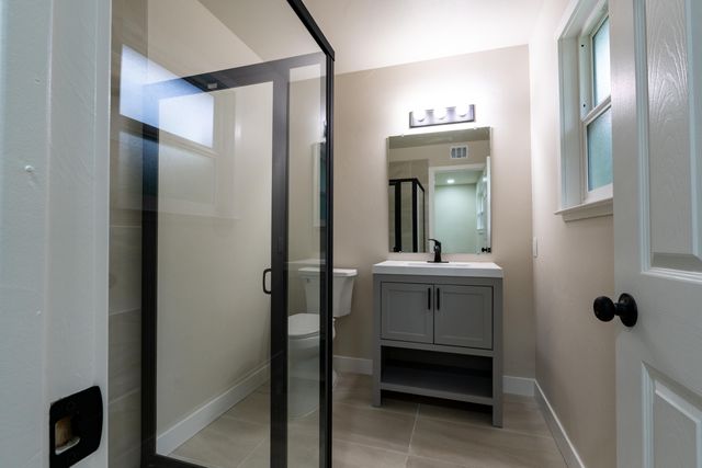 6075 N Selland Avenue, Fresno, CA 93711