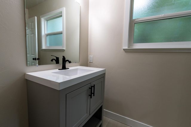 6075 N Selland Avenue, Fresno, CA 93711