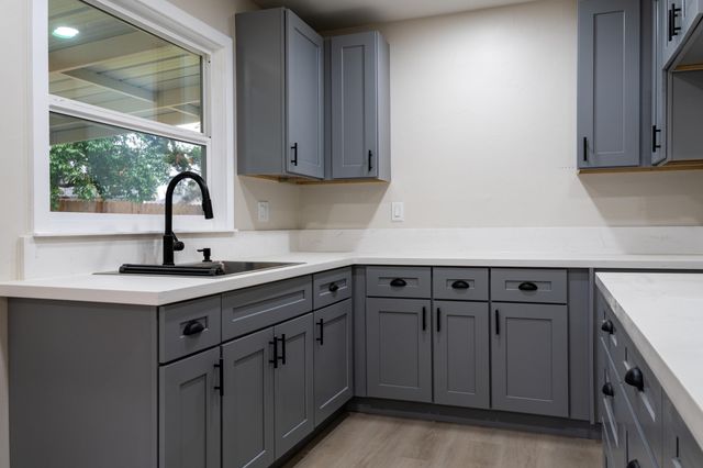 6075 N Selland Avenue, Fresno, CA 93711