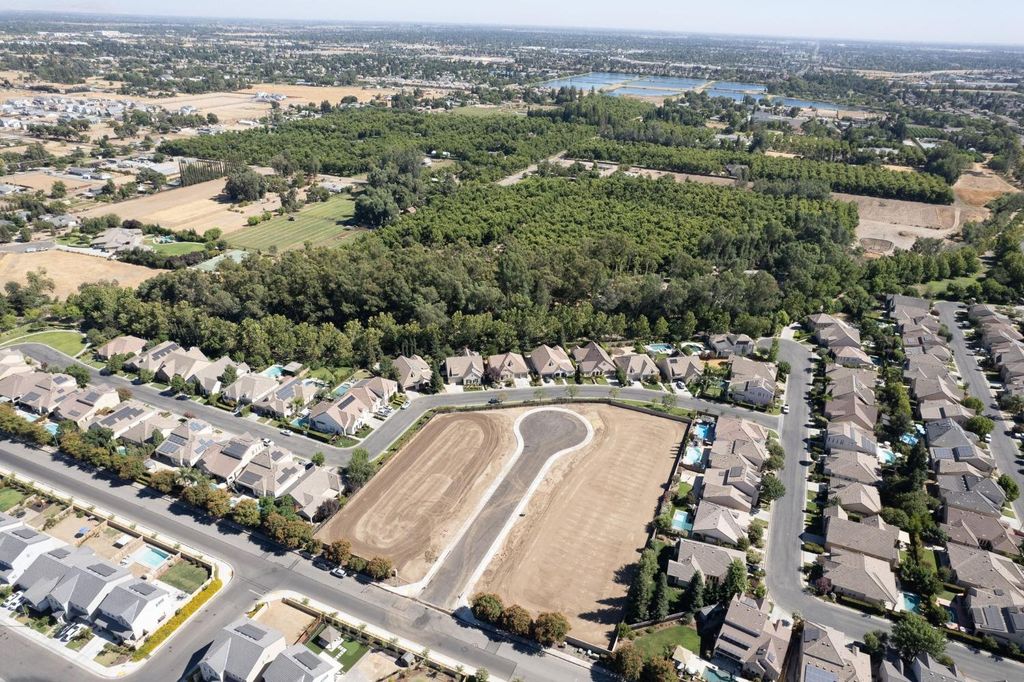 Image 1 of property listing at 1782 N Preuss Avenue, Clovis, CA 93619
