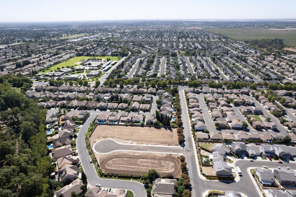 Image 12 of property listing at 1782 N Preuss Avenue, Clovis, CA 93619
