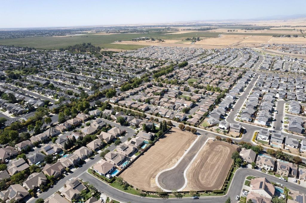 Image 14 of property listing at 1782 N Preuss Avenue, Clovis, CA 93619