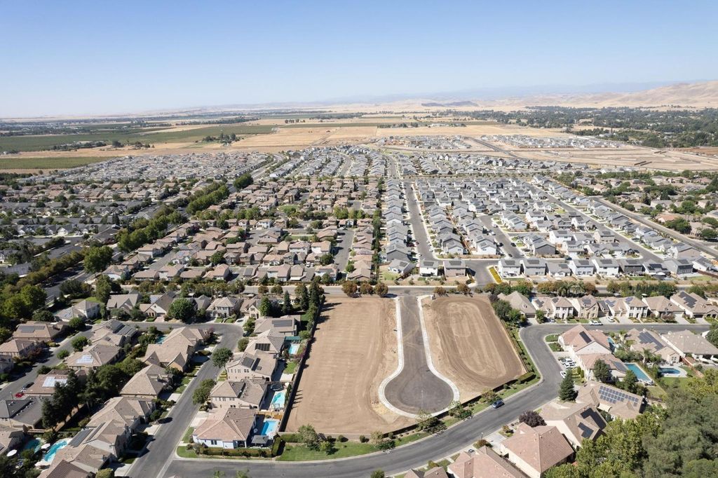Image 15 of property listing at 1782 N Preuss Avenue, Clovis, CA 93619