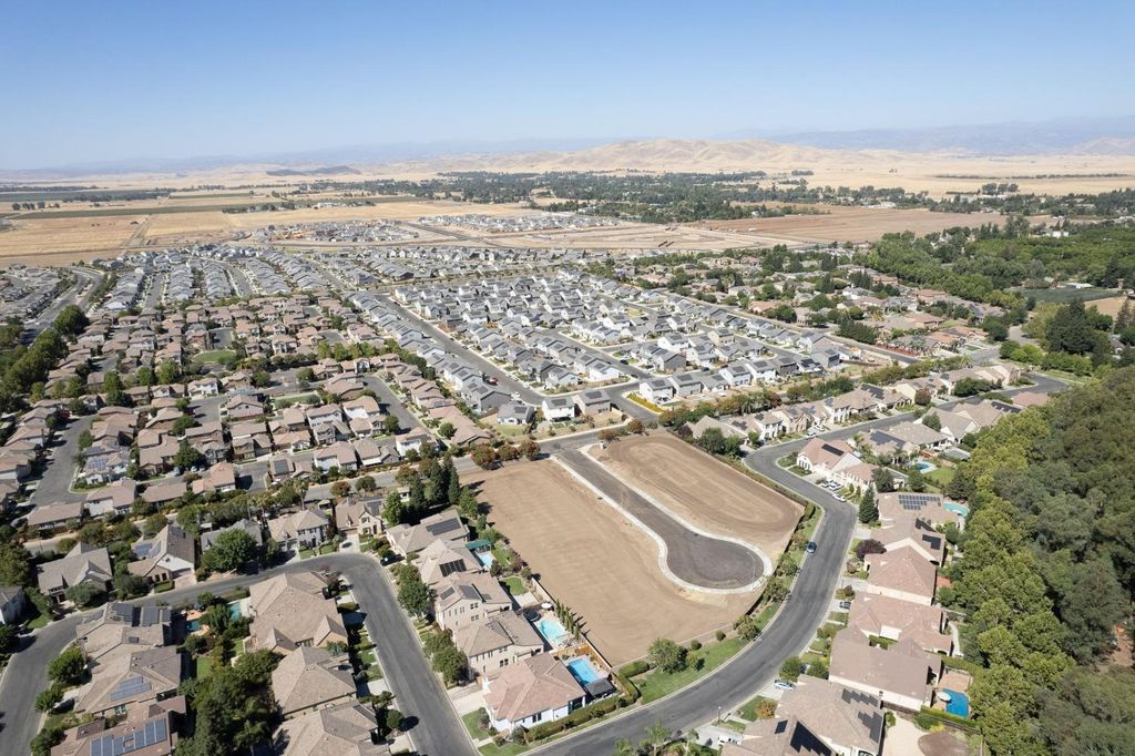 Image 16 of property listing at 1782 N Preuss Avenue, Clovis, CA 93619