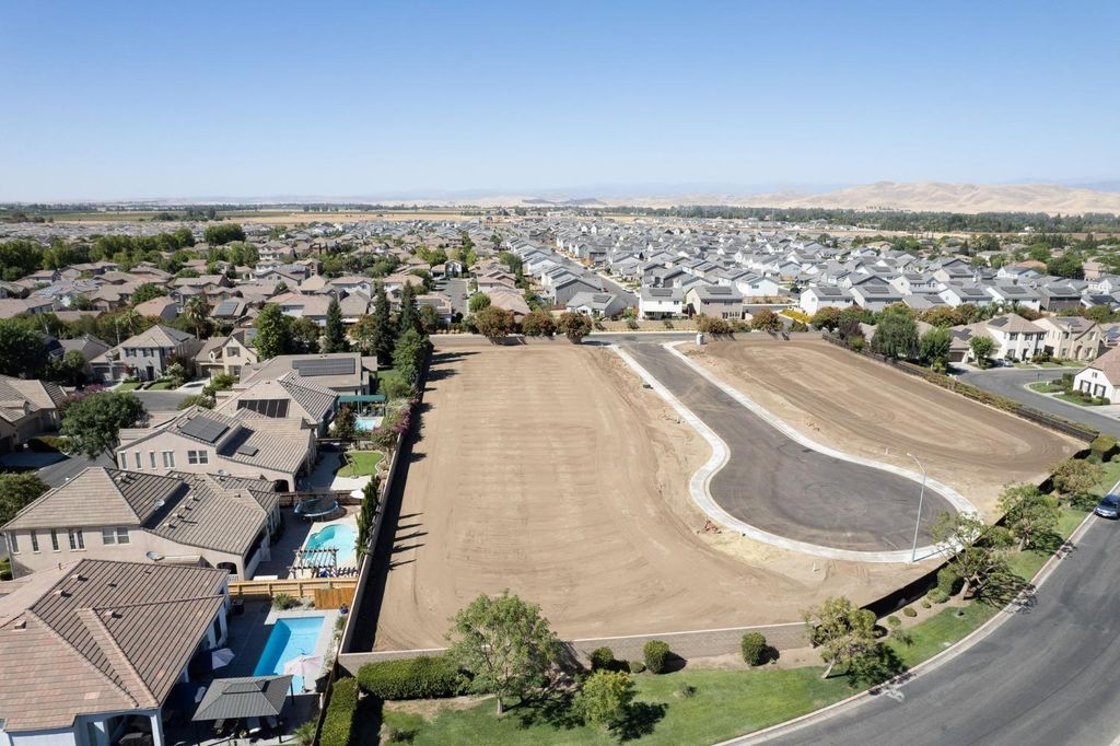 Image 17 of property listing at 1782 N Preuss Avenue, Clovis, CA 93619