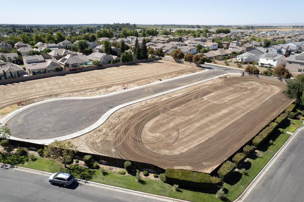 Image 22 of property listing at 1782 N Preuss Avenue, Clovis, CA 93619