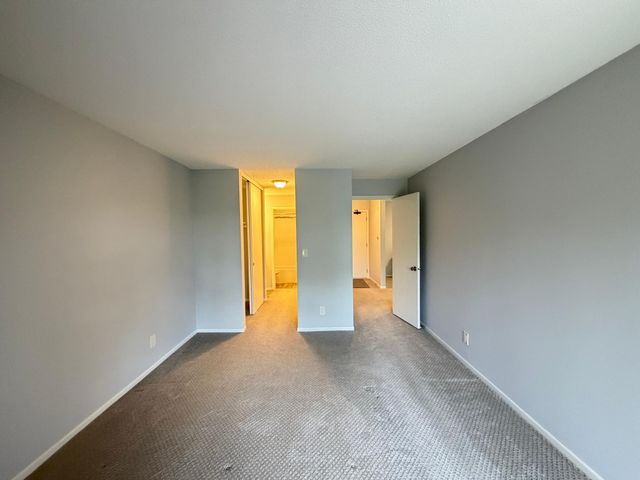 35 Nathan Lane N 325, Plymouth, MN 55441