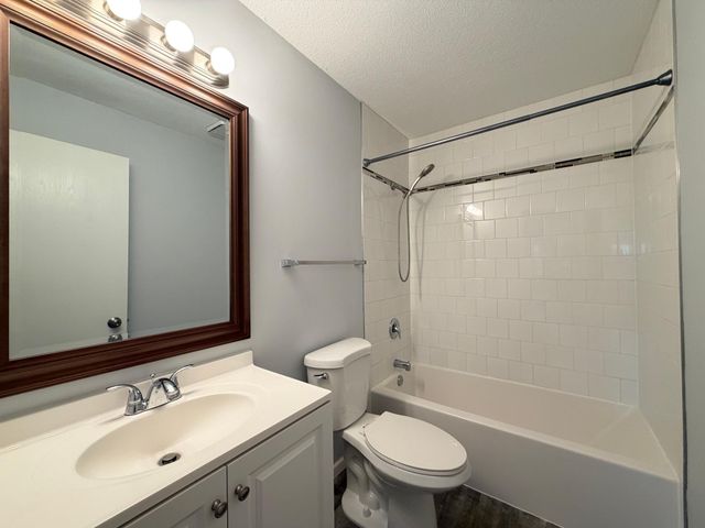 35 Nathan Lane N 325, Plymouth, MN 55441